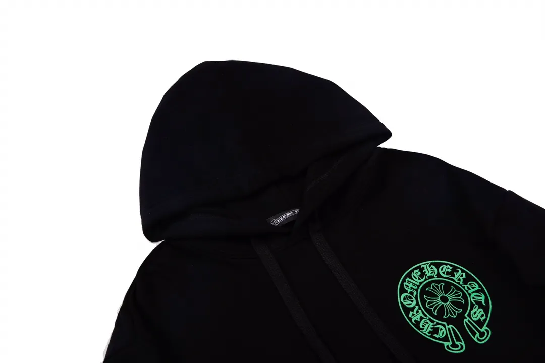M27—P210 -Chrome Hearts/Chrome Hearts printed sweatshirt cardigan jacket -420 grams of high-density, high-quality wool, soft, delicate and skin-friendly, soft and silky to the touch, warm and skin-friendly -The hardware zipper accessories are all customized and full of details -Colour: black white -Size: S M L XL